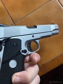 Airsoftova pistol na plyn