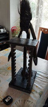 Afrika - domorodec drží stojan na CD