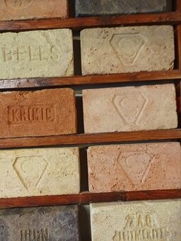 Prodám staré cihly různé loga