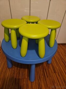 Dětský modrý stůl Mammut a 4 zelené stoličky IKEA