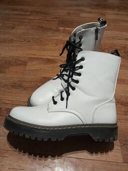 Dámské bílé vysoké boty velikost 41