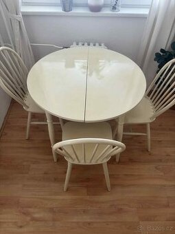 Stůl s židlemi