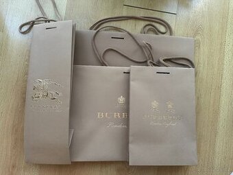Papírové tašky značky BURBERRY