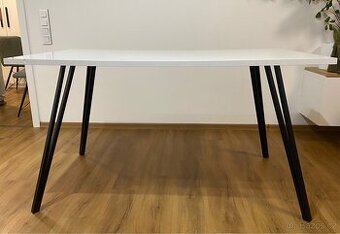 Elegantní jídelní stůl v minimalistickém stylu – 140x80 cm