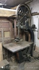 stará pásová pila původně na transmisi