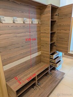 Prostorná předsíňová stěna s botníkem a skříní (206 cm)