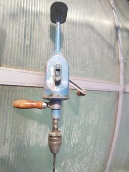 Retro dvourychlostní ruční vrtačka VĽAD – funkční klasika