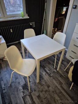 Rozkládací jídelní stůl se židlemi