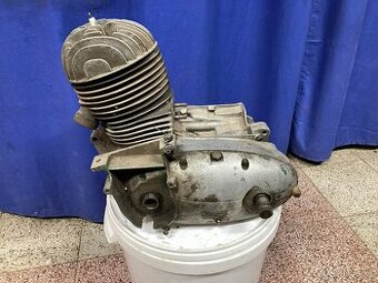 motor ČZ 175 -dvouj výfuk