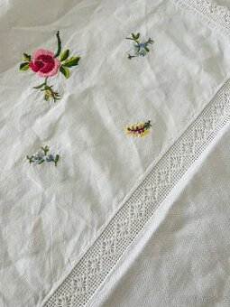 Velký plátěný ubrus s výšivkou a krajkou