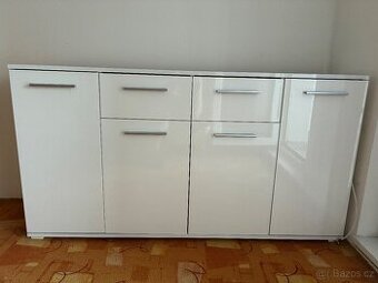 Komoda bílá.