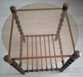 Dřevěný stolek se skleněnou deskou