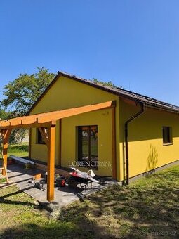 Moderní dřevostavba s velkým pozemkem a fotovoltaikou – přip