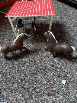 Schleich Schwarzwaldští koně s přístřeškem