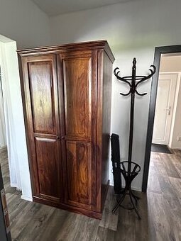 Prodám šatní skříň z indického palisandru, originál, dovoz