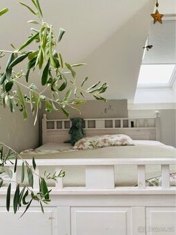 Dřevěná postel IKEA