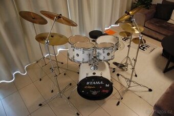 Bicí sadu TAMA Rhythm Mate White s mnoha lepšími doplňky