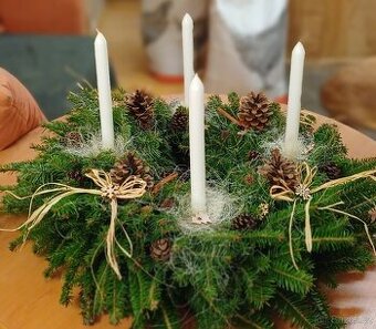 Adventní věnce, živé girlandy, svícny