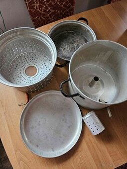 Starý fukční hliníkový hrnec na odšťavňování