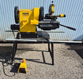 Elektrický závitořez REMS Magnum 4000.