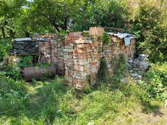 Cihly různých druhů a střešní tašky