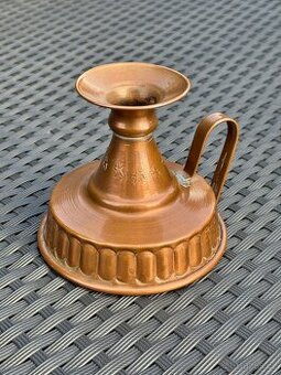 Tradiční měděný svícen