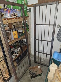 Prodám bytelné 2 kusy mříží - 1