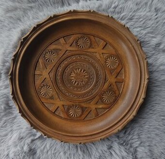 RUČNĚ VYŘEZÁVANÝ DŘEVĚNÝ TALÍŘ / ČIČMANSKÝ VZOR
