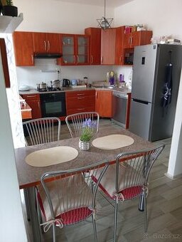 Kvalitní linka se stolem a židlemi