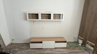 Menší obývací stěna