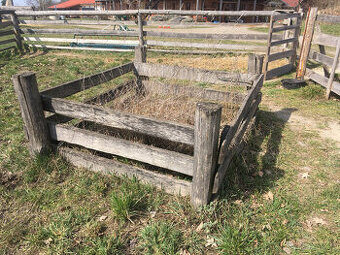 Dřevěná ohrádka na balík sena