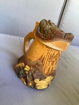 Dřevěný korbel s rytím