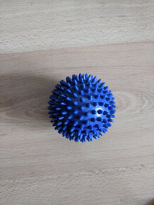 Tvrdý masážní míček, modrý, průměr 9 cm