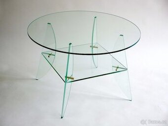 Originální designový stůl ze skla