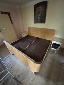 Dřevěná postel