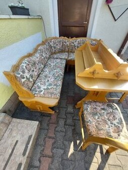 Rohova lavice vyřezavana stůl, 2 židle ,police