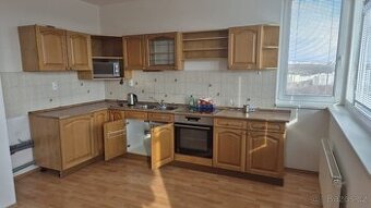 Starší dřevěná kuchyňská linka