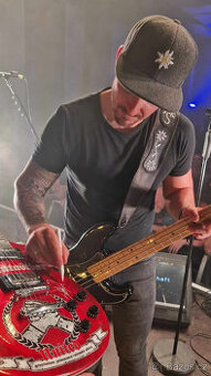 Podepsaa elektricka kytara nantasbr Unied, unikatni kus