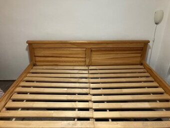 Dřevěná postel, rošty, noční stolek