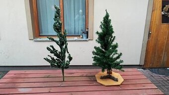 Staré vánoční stromky a ozdoby .