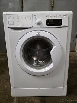 Indesit IWSE 4125 – funkční pračka, chybí 3 plastová žebra