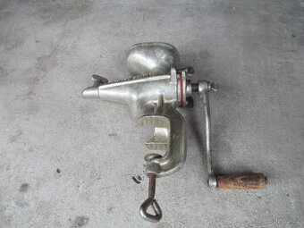 Mašinka strojek na ovoce v zachovalém