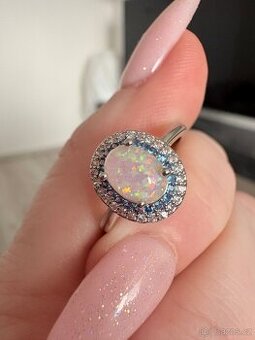 Vel. 7 nový dámský prsten s bílým opálem