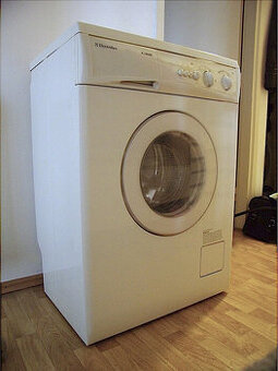 Pračka Eelectrolux EW 952 S + skříňka