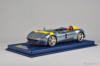 Looksmart 1:18 Ferrari Monza SP1 + vitrína