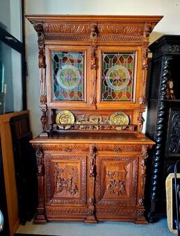 Starožitný vyřezávaný příborník s vitráží