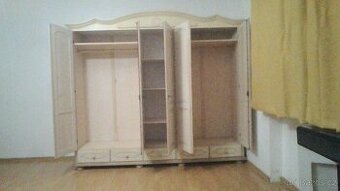 velká šatní skříň,tři komody,rozkládací stůl,police