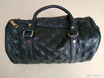 Černá elegantní kabelka – prošívaný design, zlaté detaily