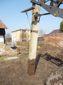 Masivní betonové sloupy s dekorem (27x26x310 cm)