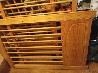 Krásná dřevěná postýlka matrace a orosteradlo